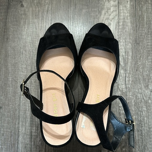 MADDEN GIRL| Cena Wedge Sandals - Picture 8 of 8